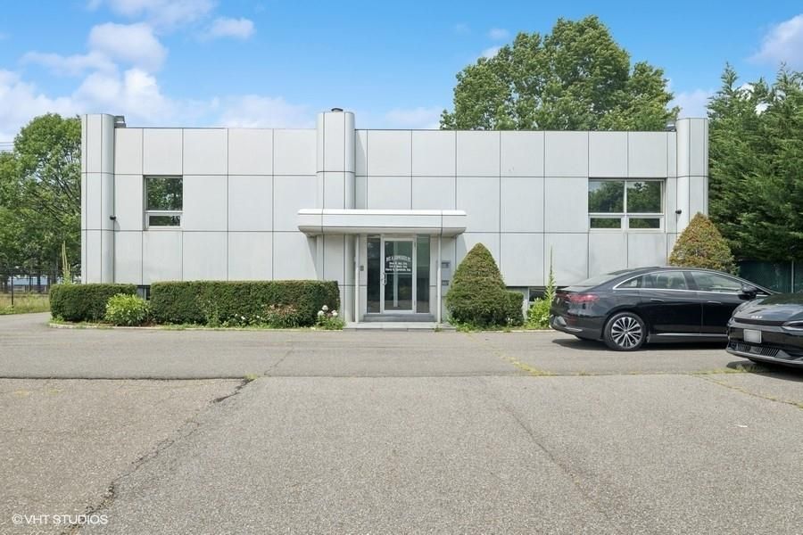 Exterior, Facade, Modern