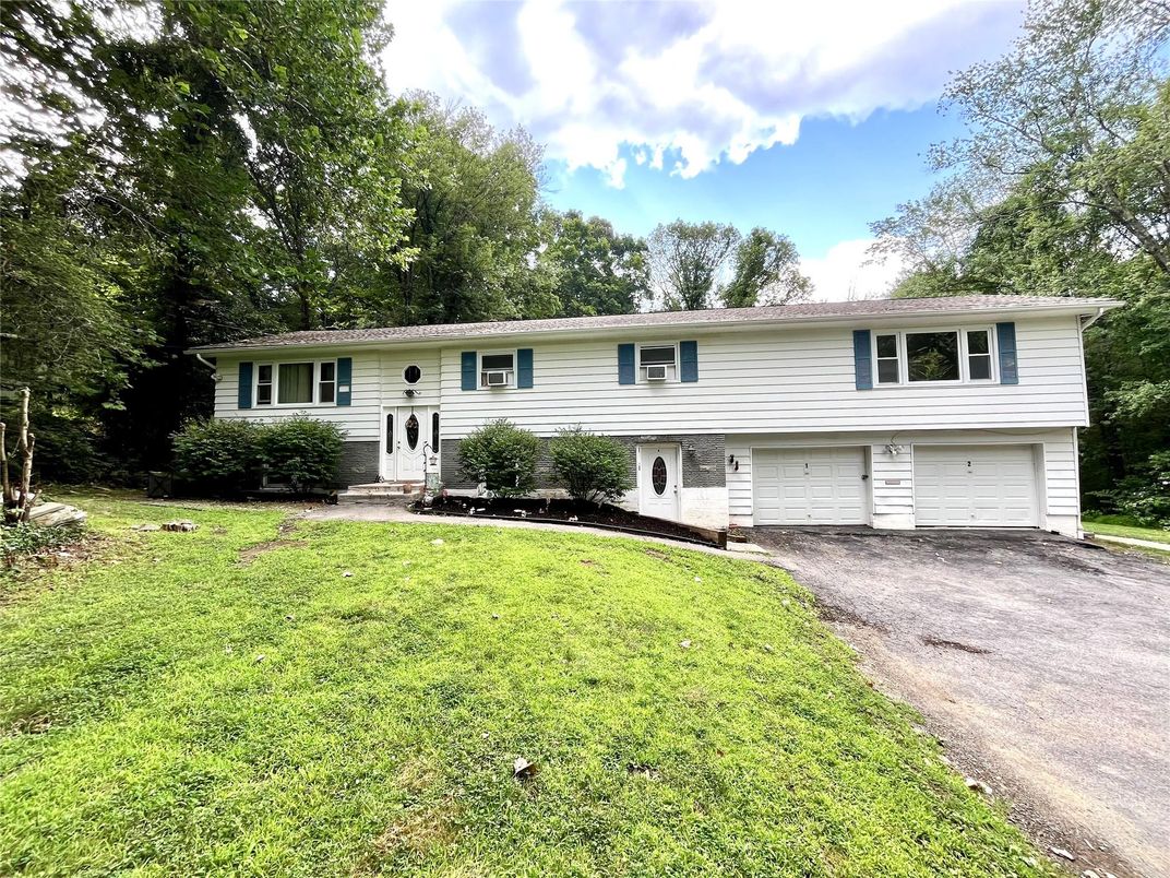 Attached, Exterior, Facade, Raised Ranch