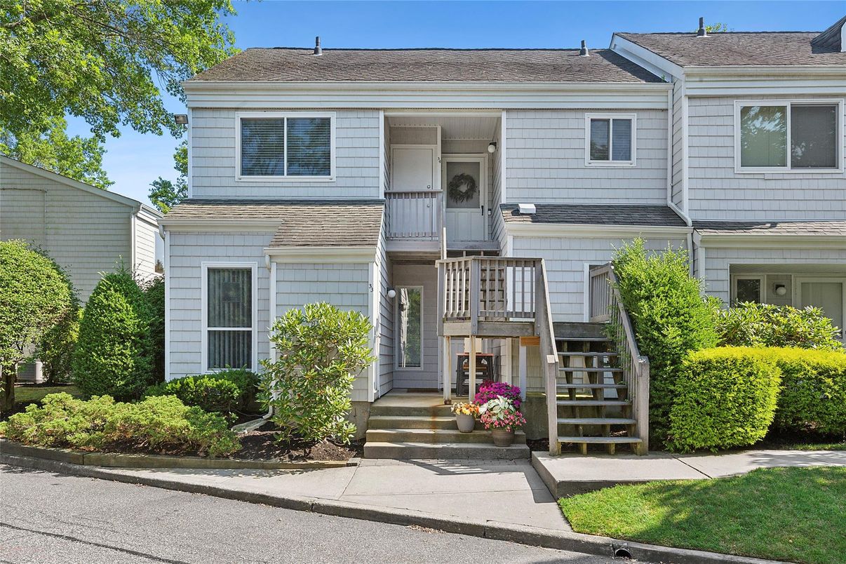 Exterior, Facade, Raised Ranch