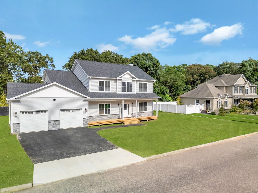 Attached, Exterior, Facade, Farmhouse