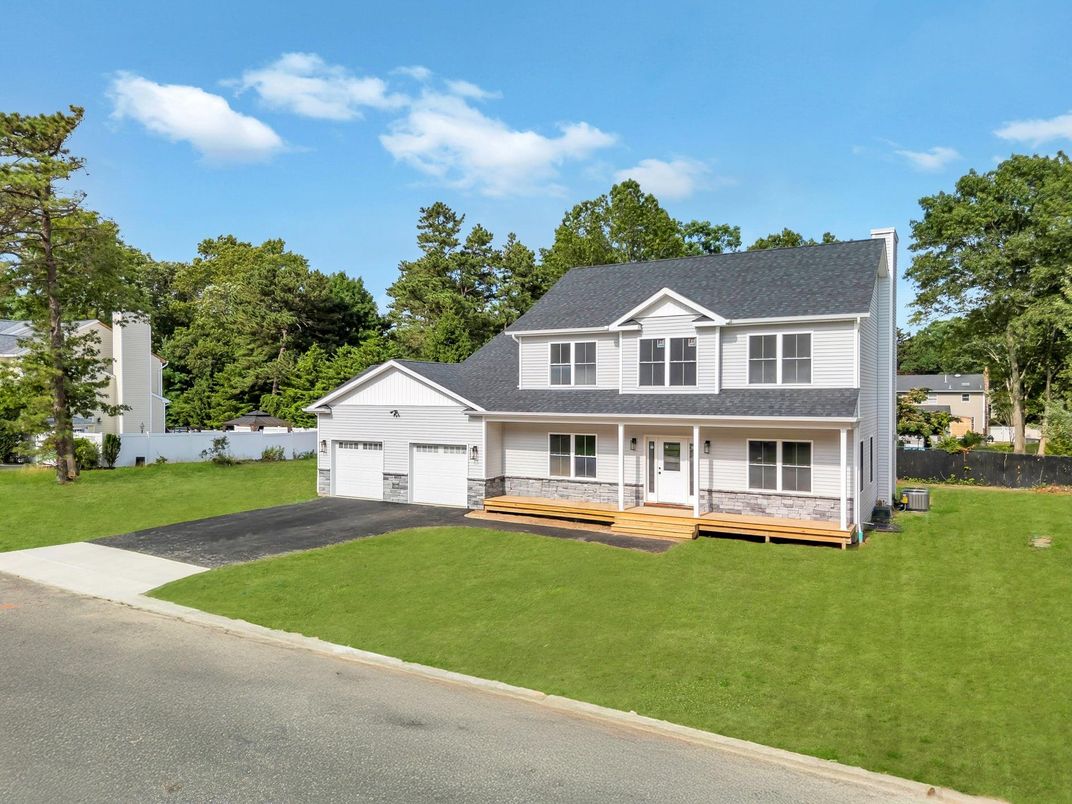 Attached, Exterior, Facade, Farmhouse
