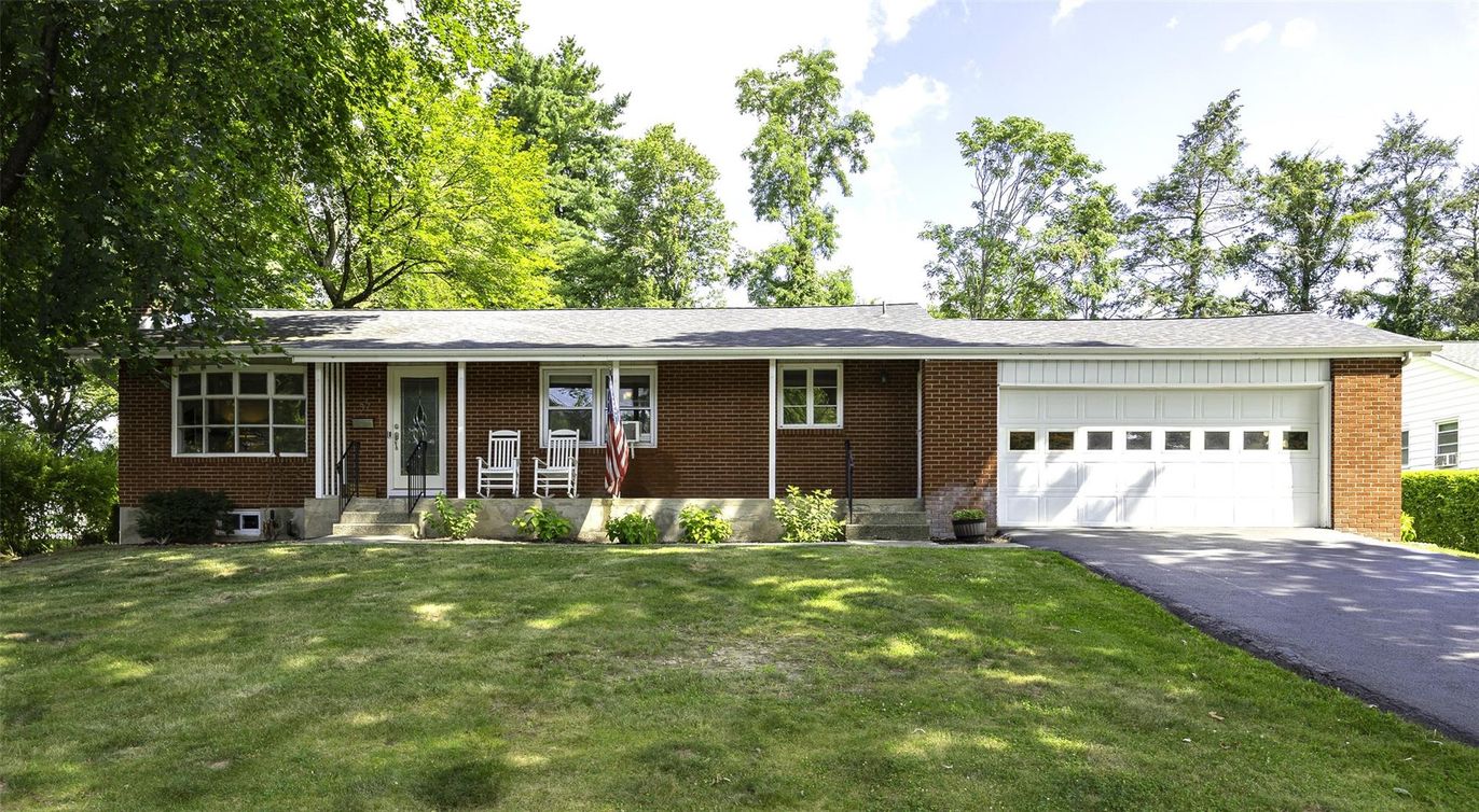 Attached, Exterior, Facade, Brick Facade, Ranch