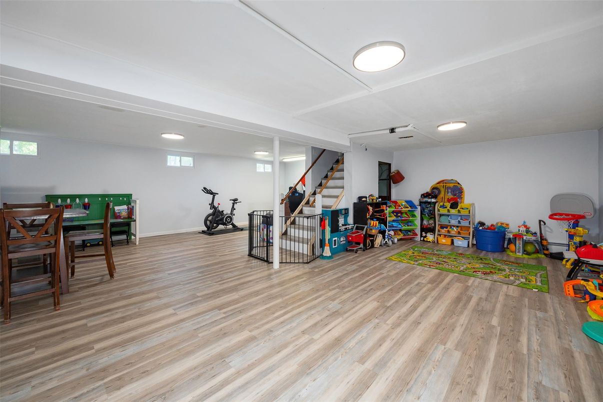 Fitness Equipment, Interior, Recessed Lighting, Wood Texture Flooring