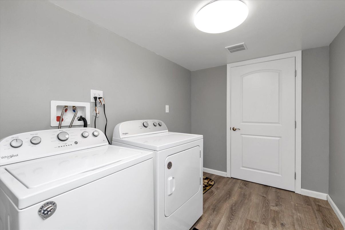 Interior, Utility Closets, Washer, Wood Texture Flooring