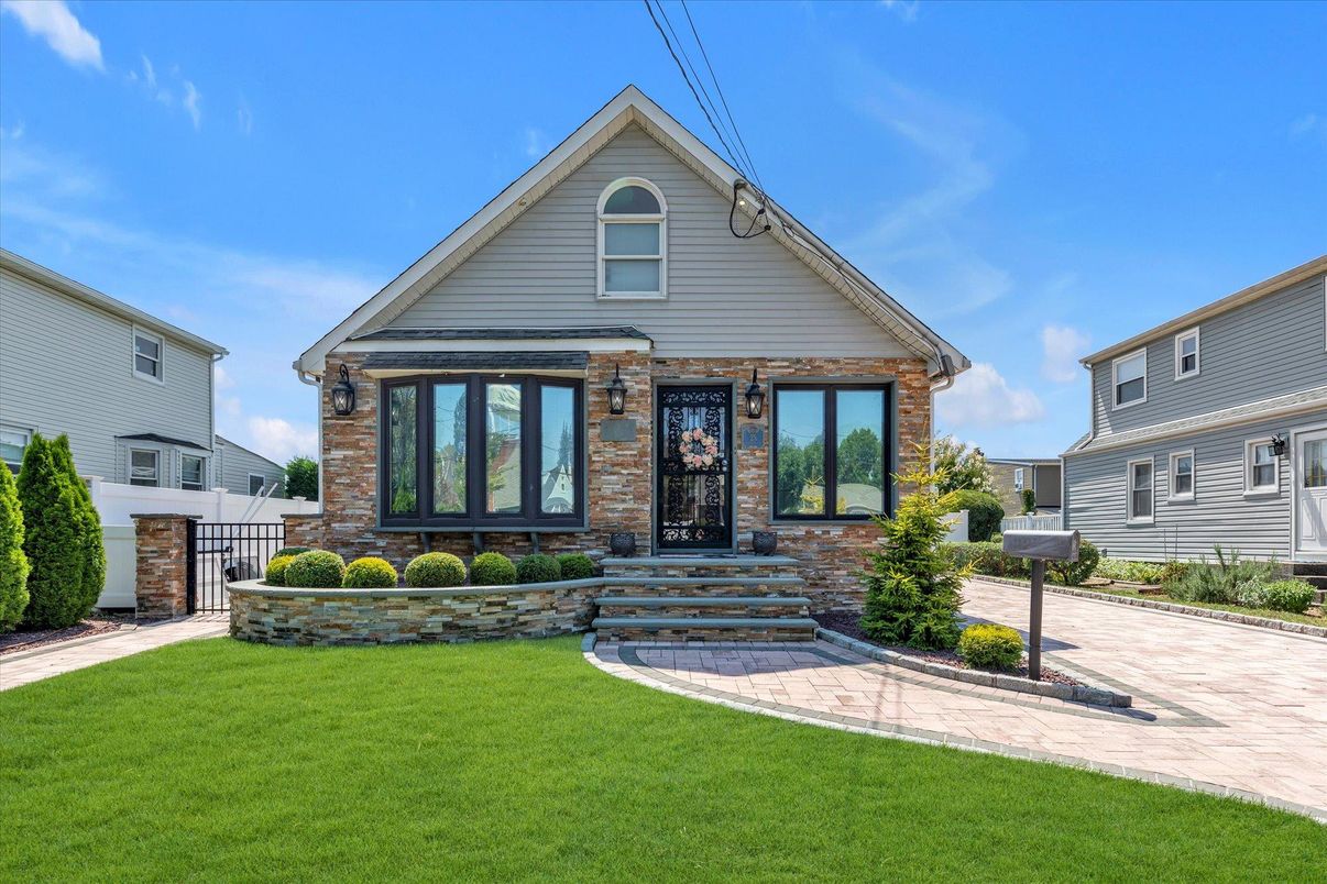Exterior, Facade, Brick Facade, American Craftsman