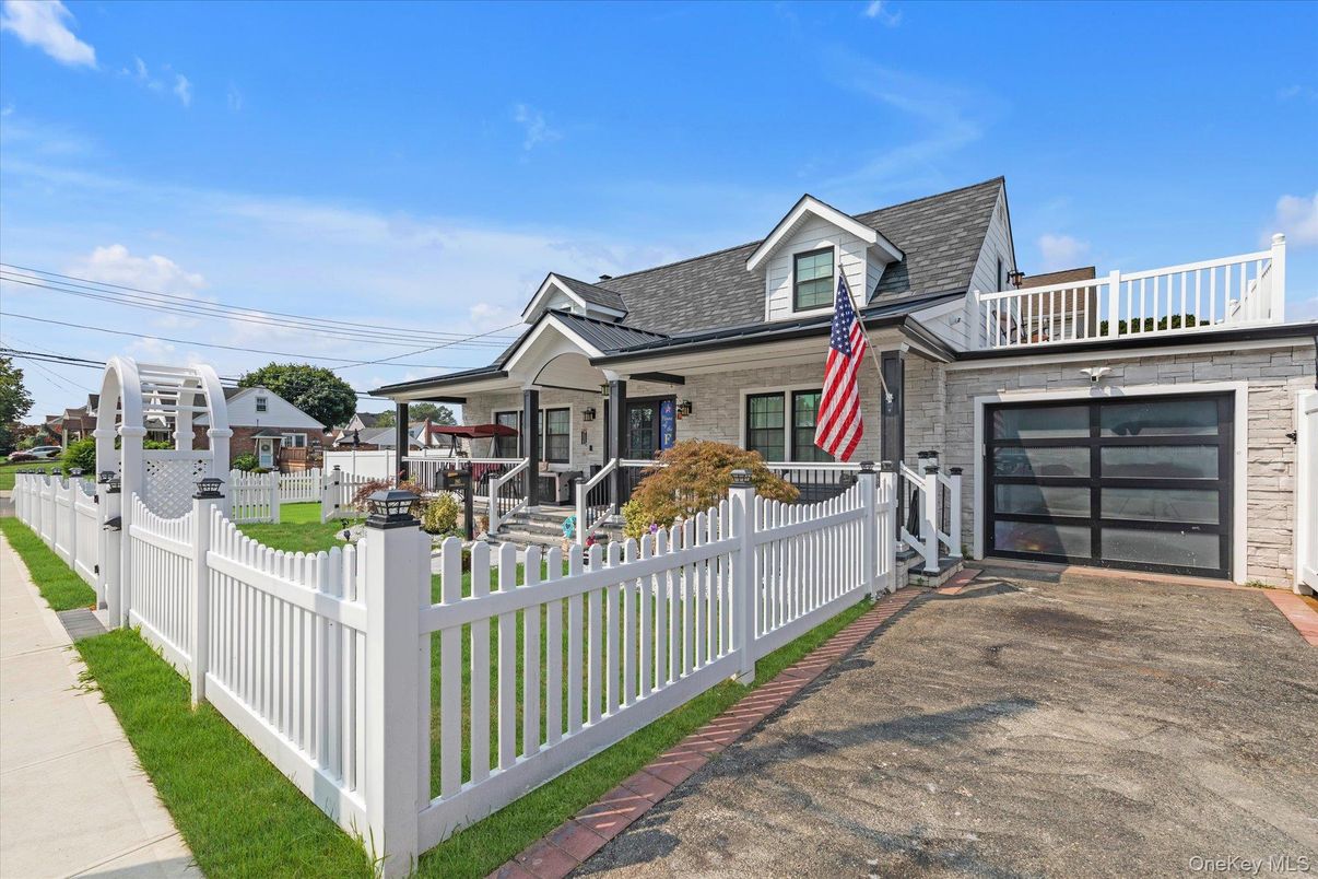 Attached, Exterior, Facade, Cape Cod