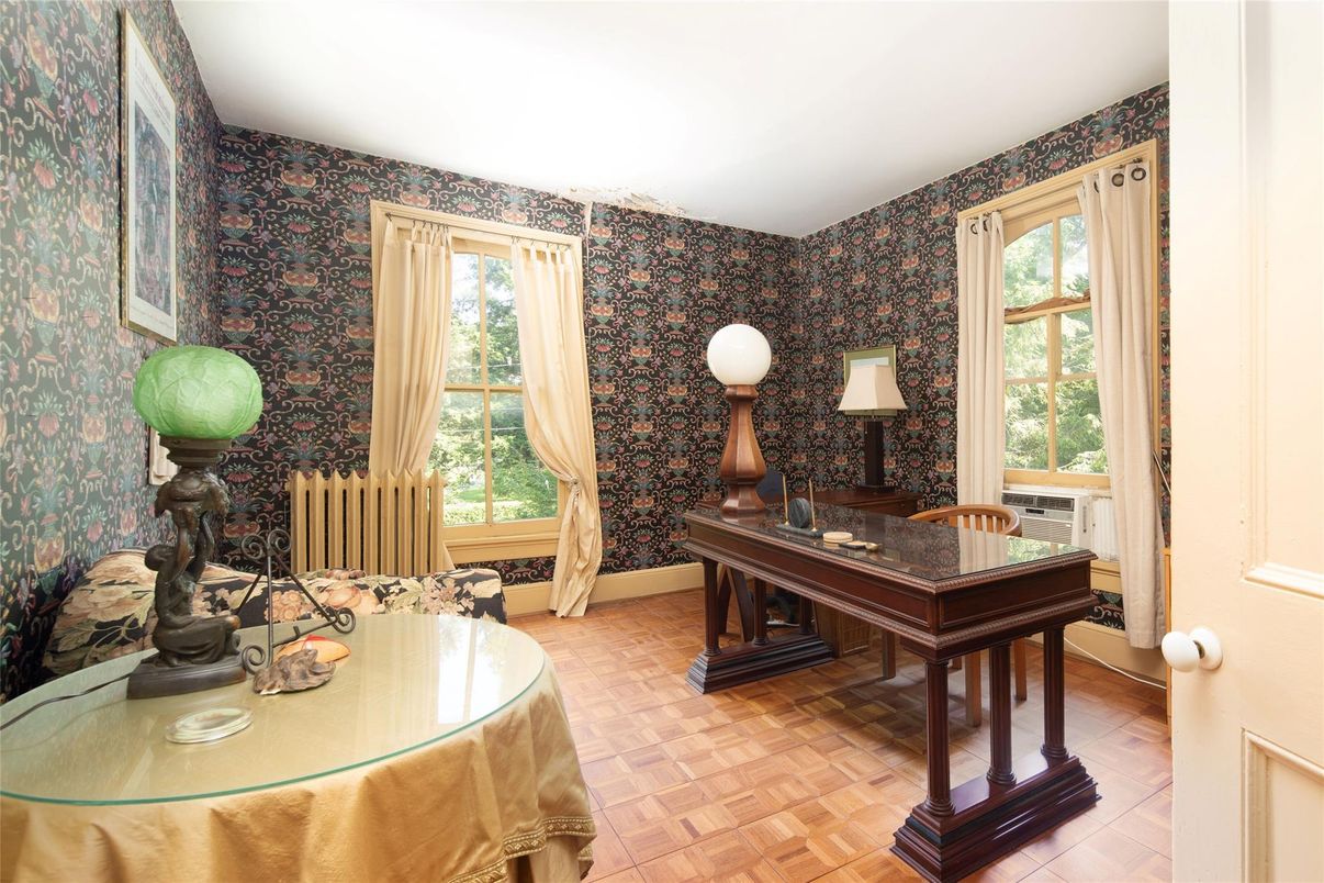 Home Office, Interior
