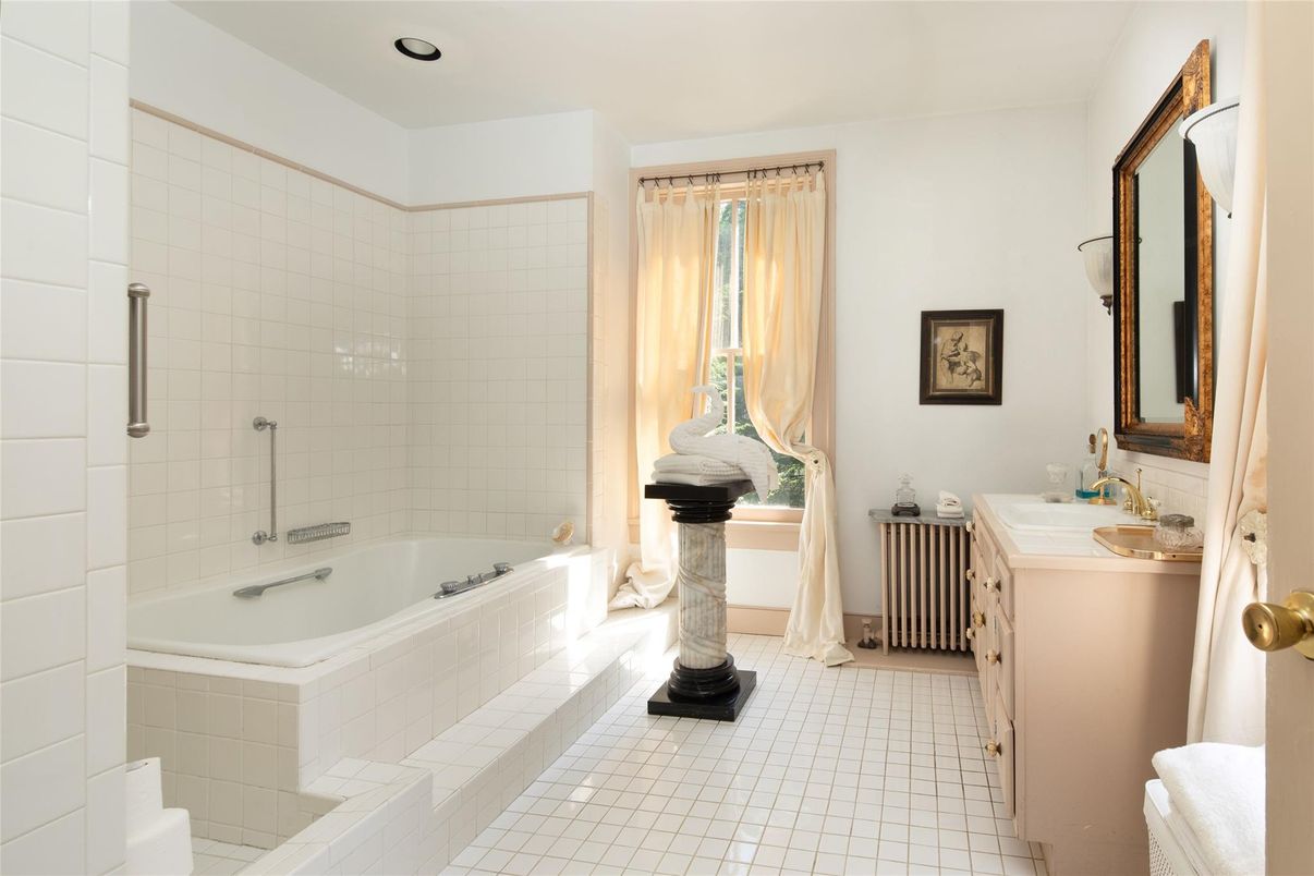 Bathroom, Interior, Recessed Lighting