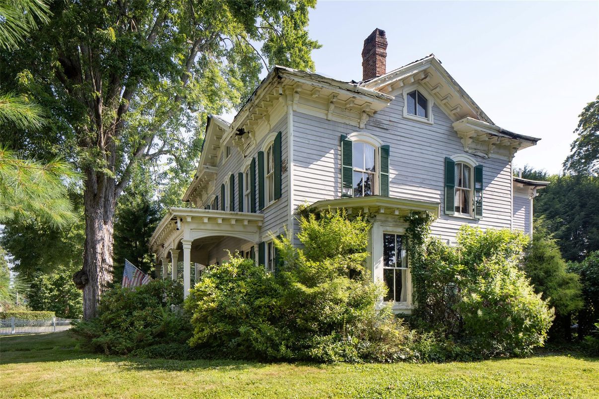 Backyard, Exterior, Facade, Queen Anne Victorian