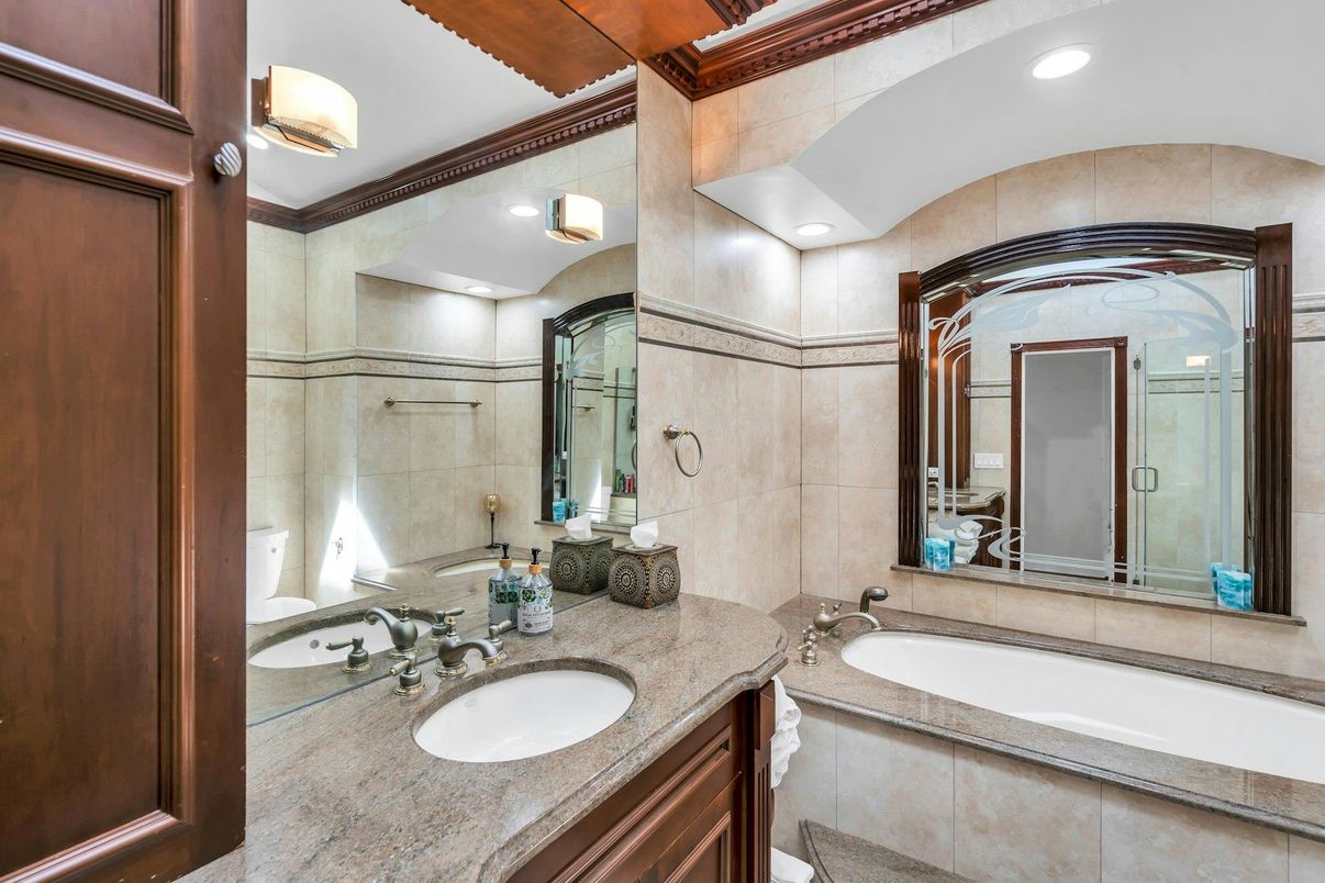 Bathroom, Dual Sink Vanities, Interior, Recessed Lighting