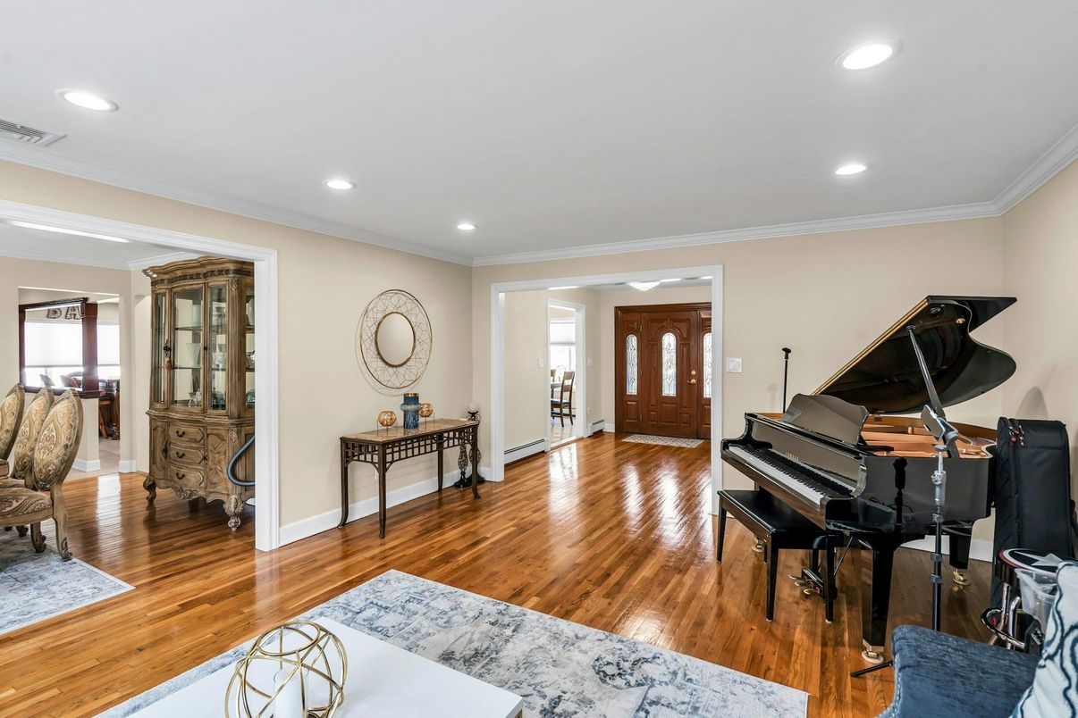 Interior, Piano, Recessed Lighting, Wood Texture Flooring
