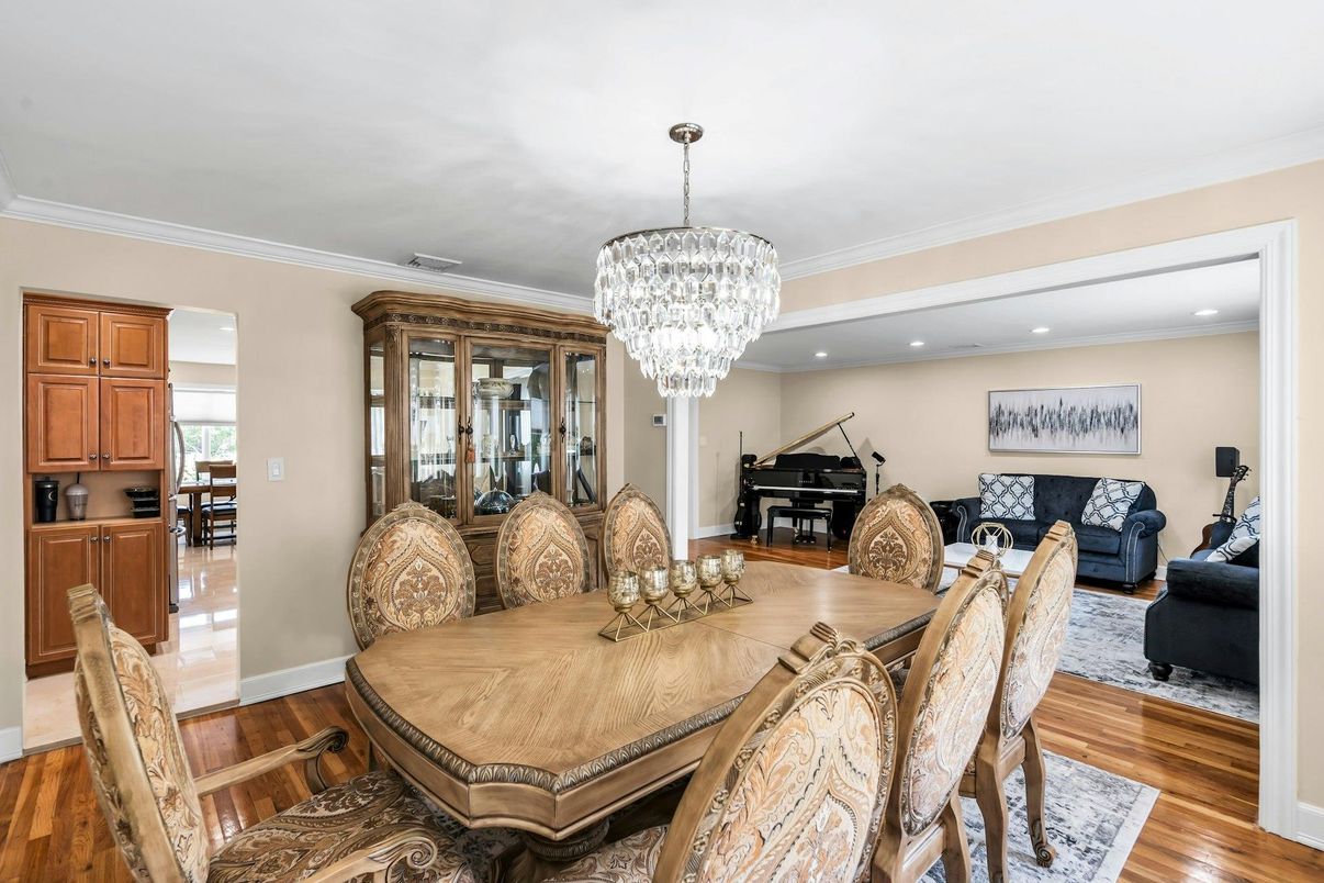 Chandelier, Dining room, Interior, Living room, Piano, Recessed Lighting, Wood Texture Flooring