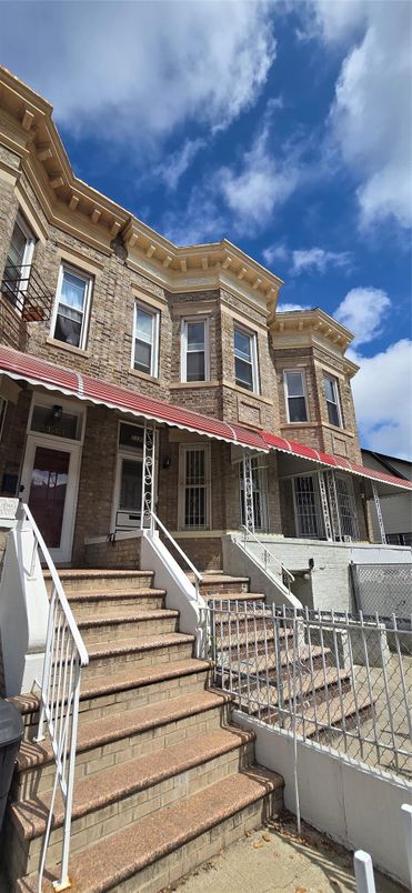 Exterior, Facade, Rowhouse