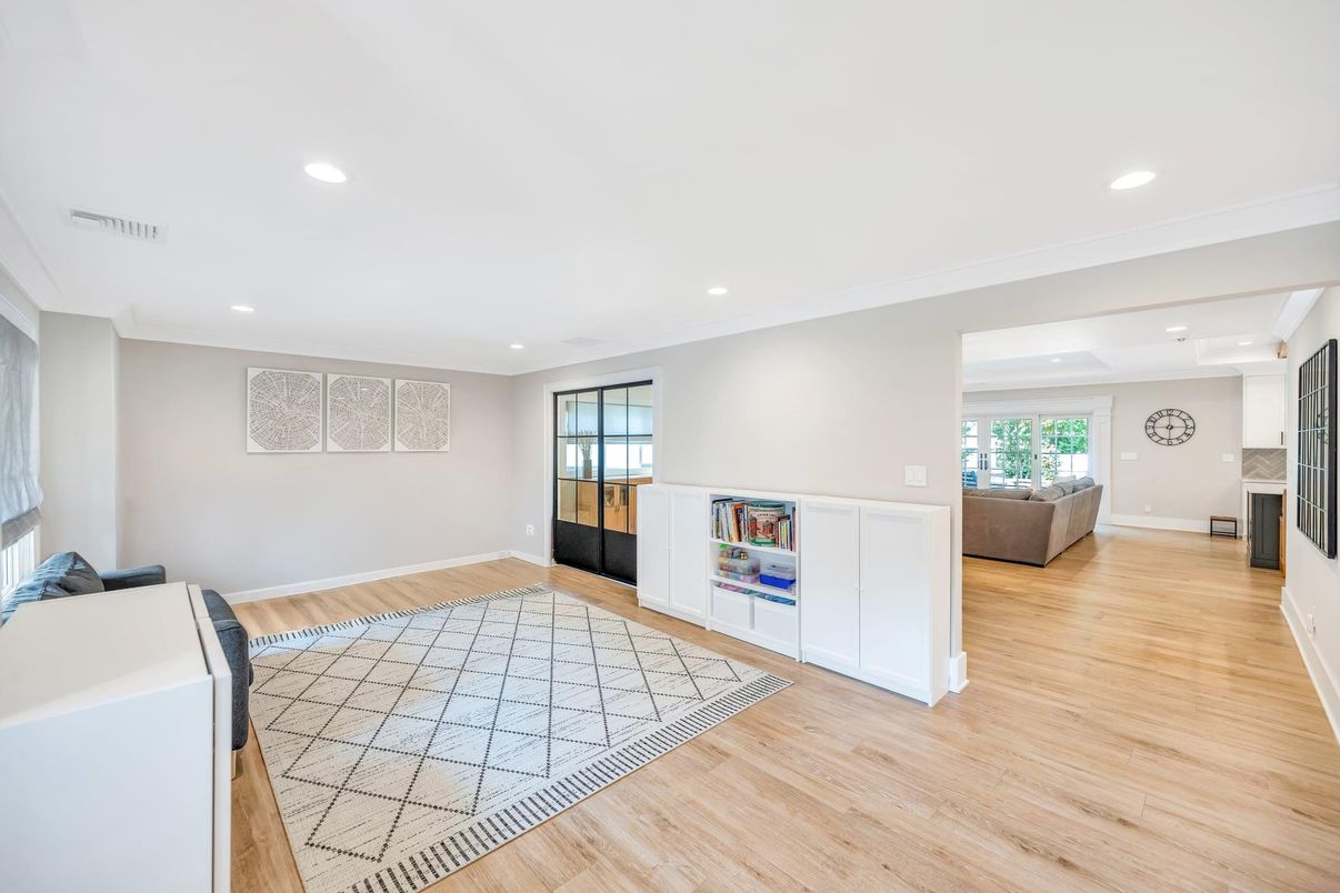 Interior, Recessed Lighting, Wood Texture Flooring