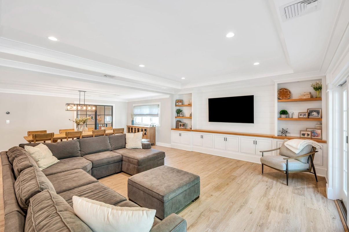 Dining room, Interior, Living room, Pendant Lights, Recessed Lighting, Wood Texture Flooring