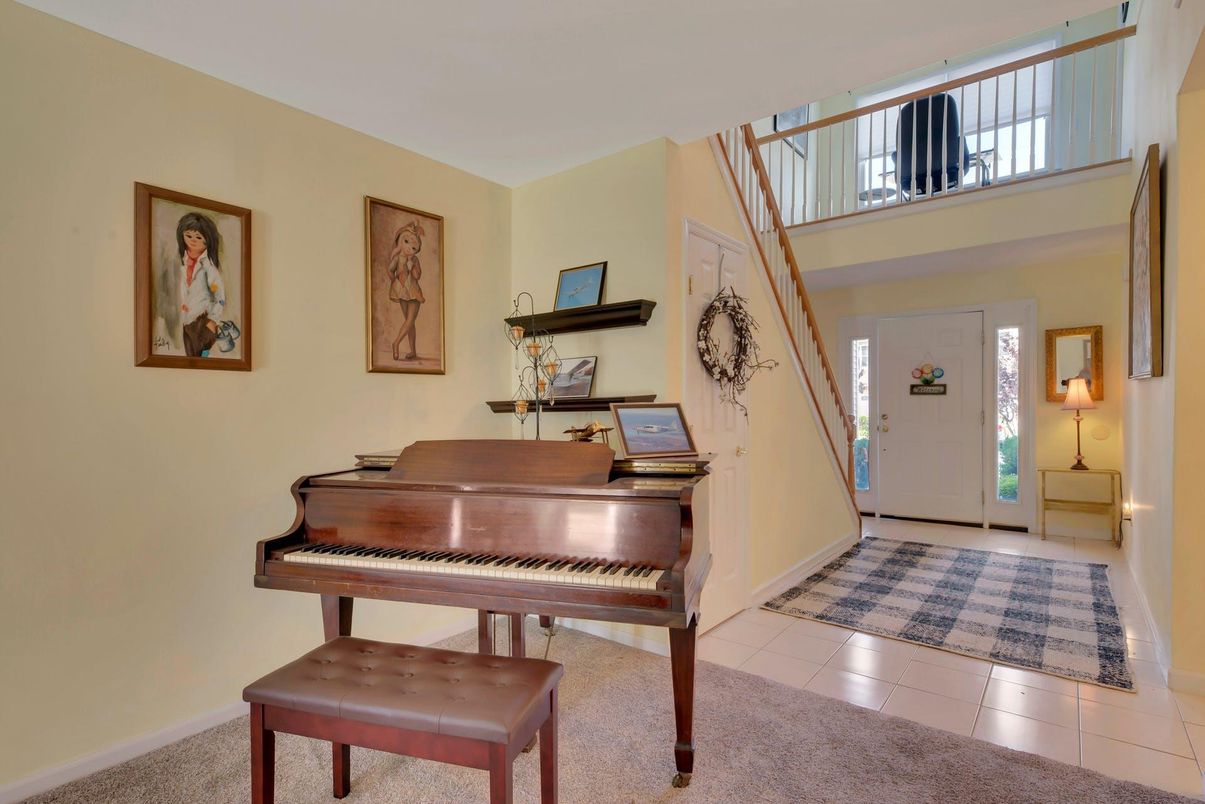 Interior, Piano