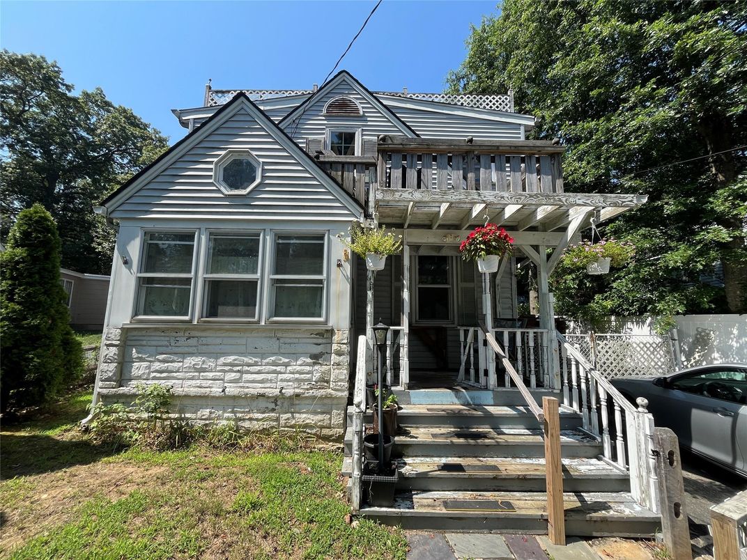 Exterior, Facade, Queen Anne Victorian