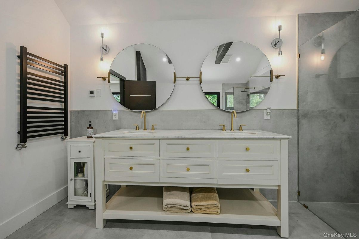 Bathroom, Dual Sink Vanities, Interior