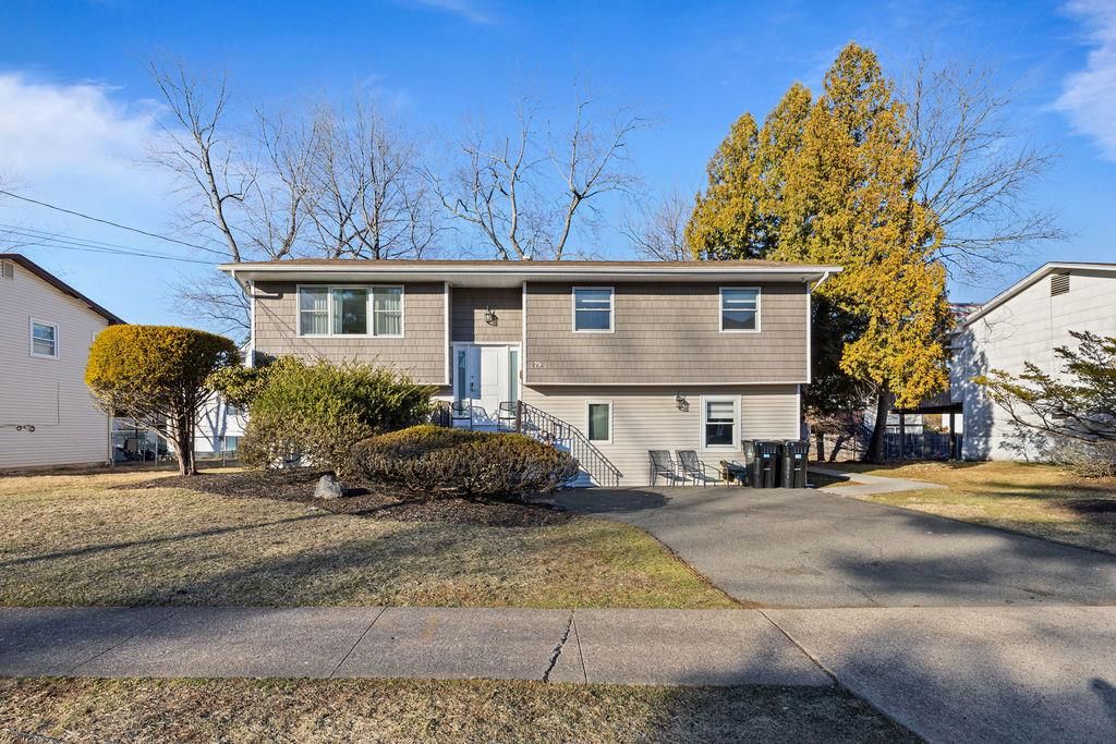 Exterior, Facade, Raised Ranch
