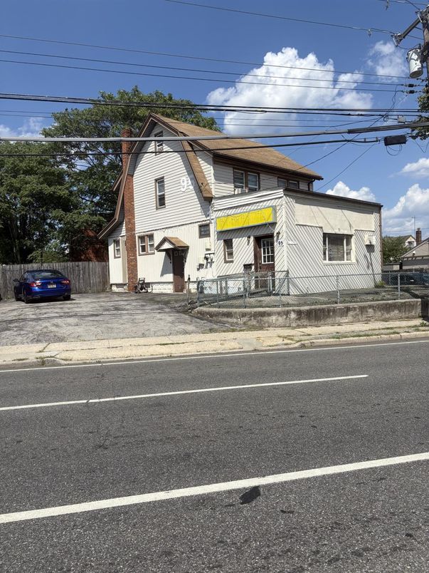 Attached, Exterior, Facade, None