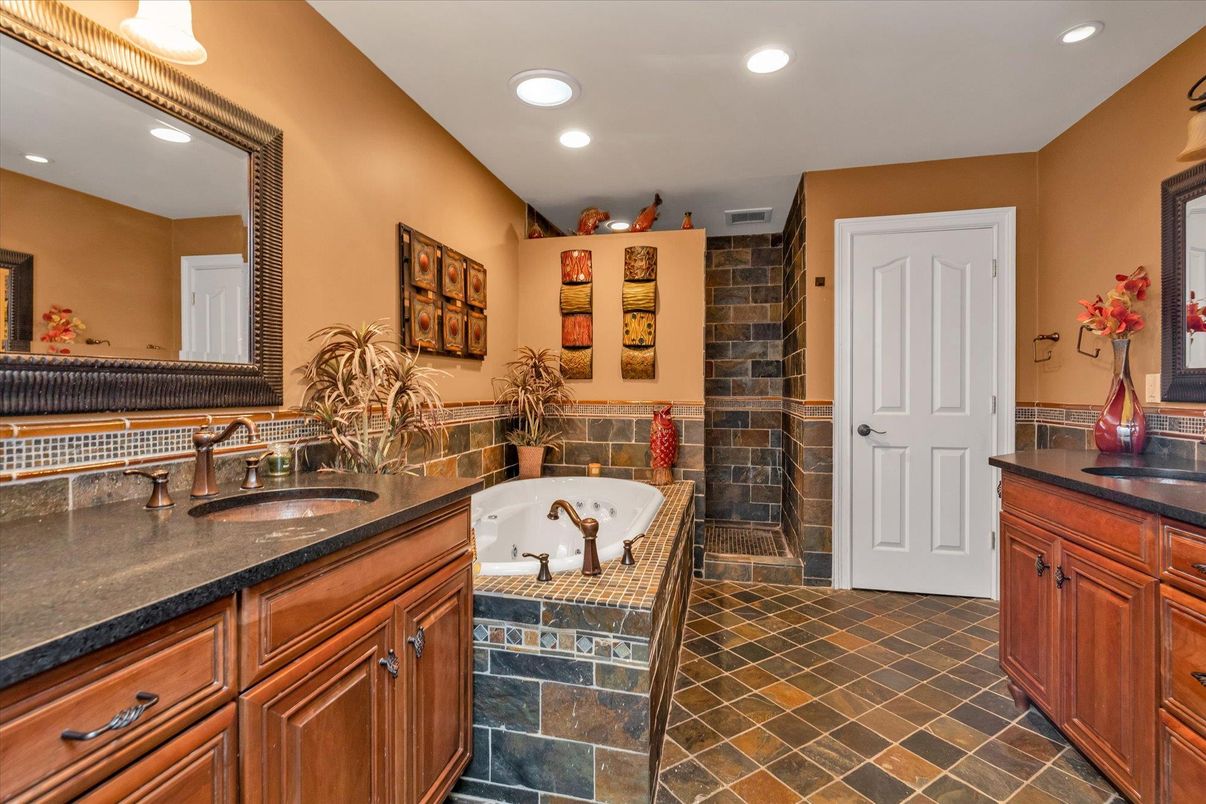 Bathroom, Dual Sink Vanities, Interior, Recessed Lighting