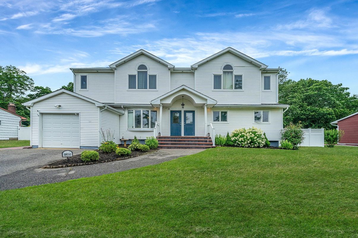 Attached, Exterior, Facade, Farmhouse