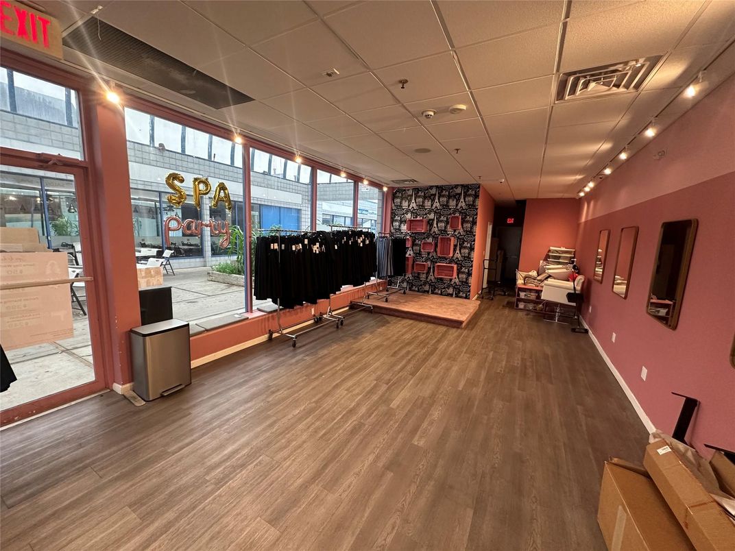 Fitness Equipment, Interior, Recessed Lighting, Wood Texture Flooring