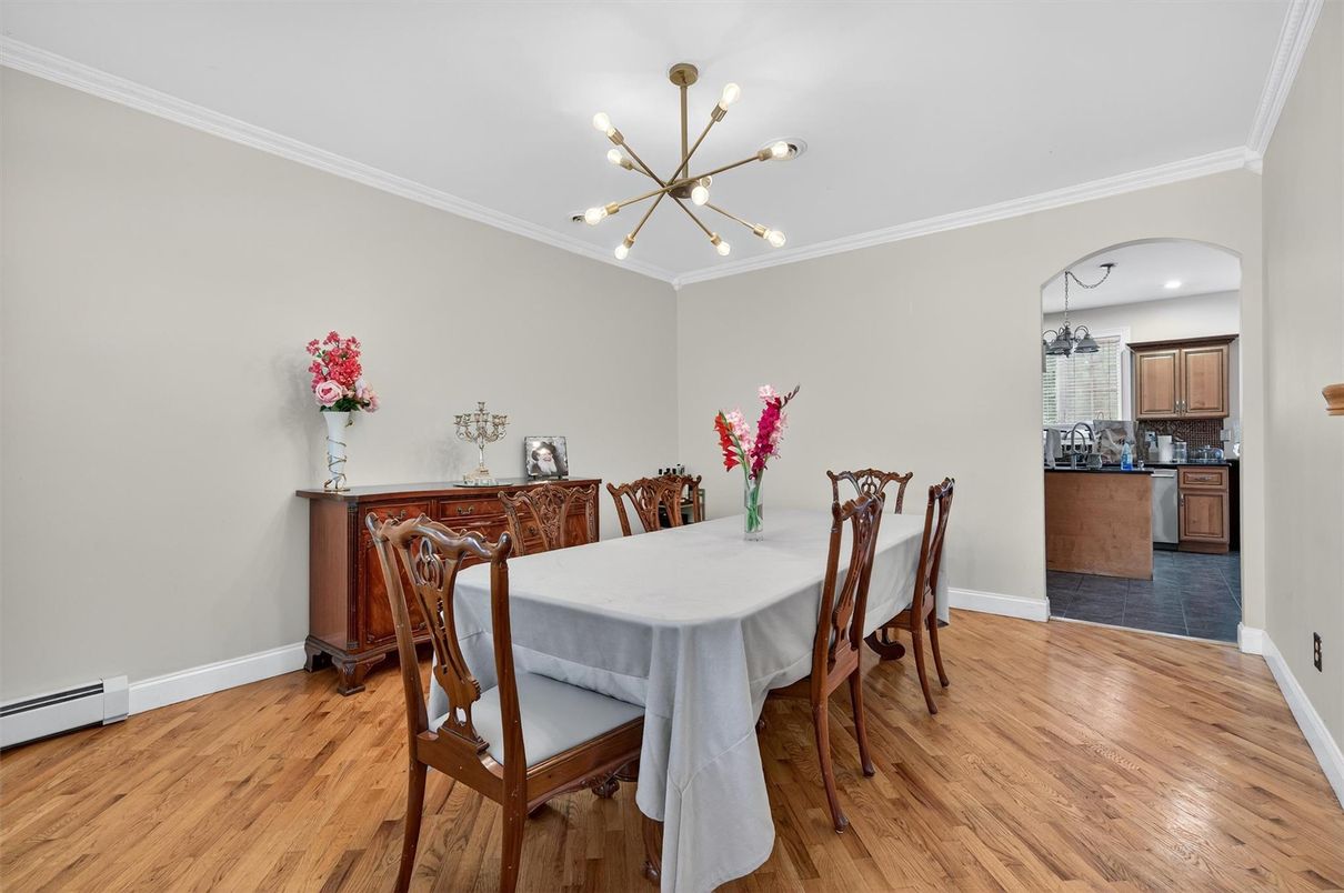 Dining room, Interior, Kitchen, Pendant Lights, Recessed Lighting, Wood Texture Flooring