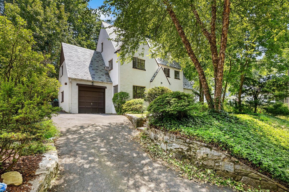 Attached, Exterior, Facade, Tudor Revival