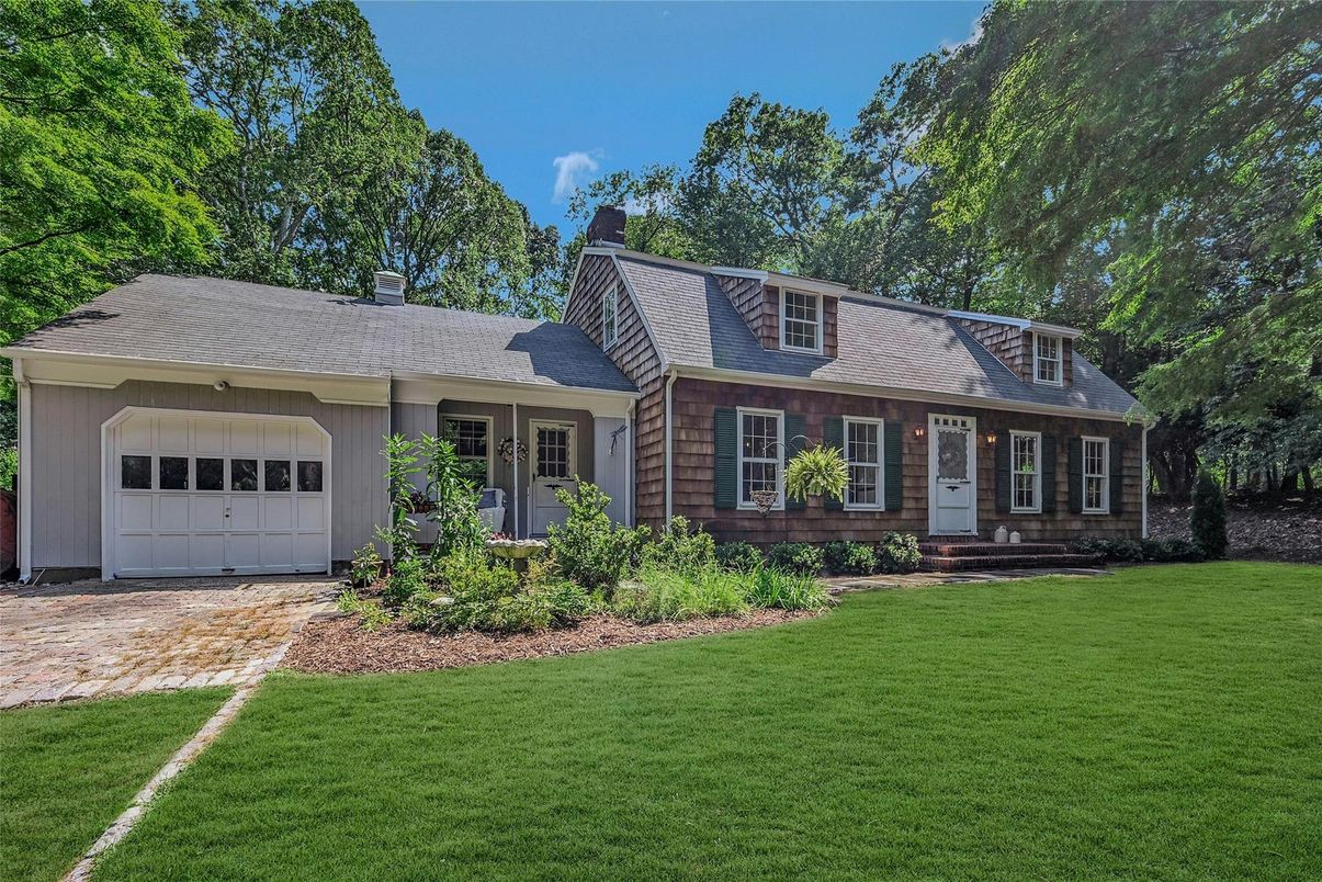 Attached, Exterior, Facade, Cape Cod