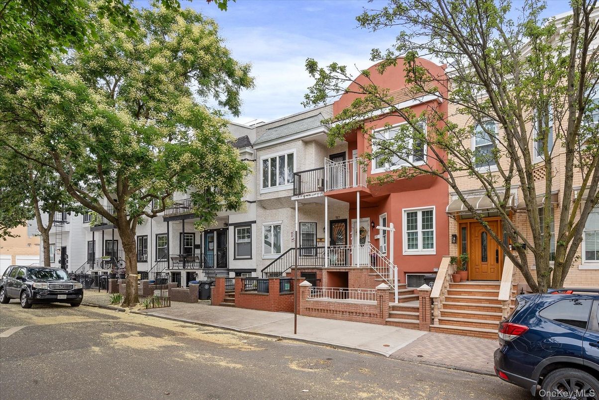 Exterior, Facade, Brick Facade, Rowhouse
