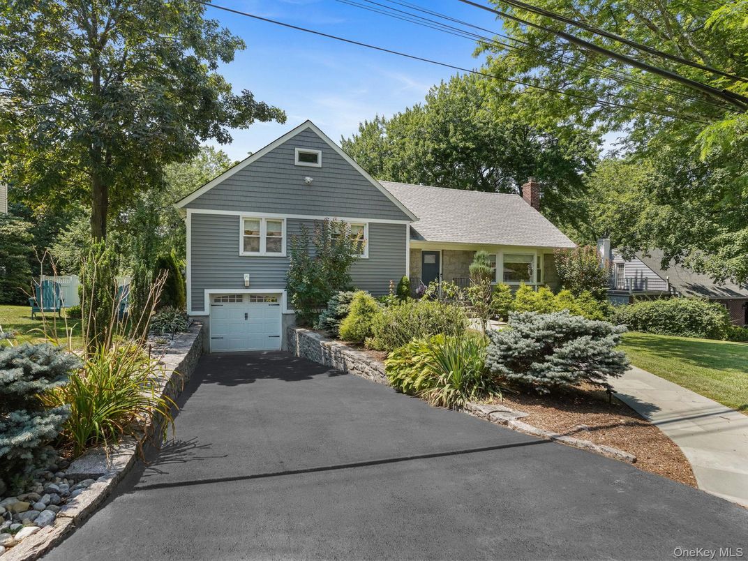 Attached, Exterior, Facade, Cape Cod