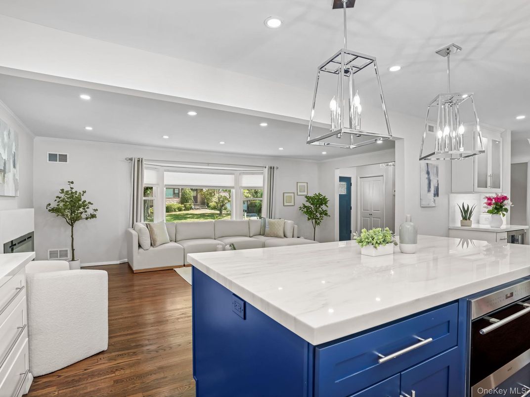 Interior, Kitchen, Living room, Pendant Lights, Recessed Lighting, Stainless Steel Appliances, Wood Texture Flooring