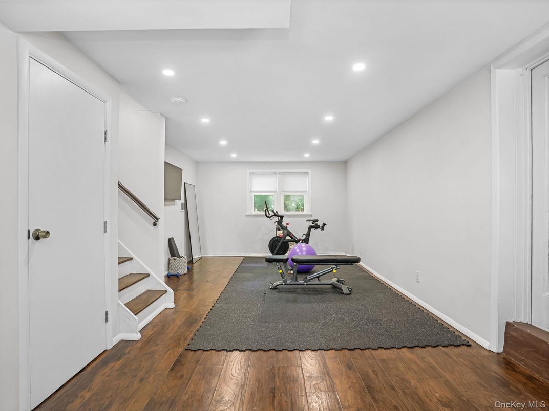 Fitness Equipment, Interior, Recessed Lighting, Wood Texture Flooring