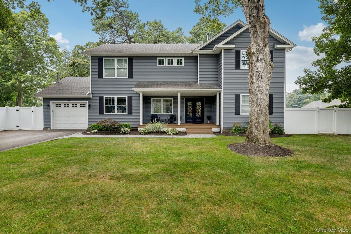 Attached, Exterior, Facade, Split Level
