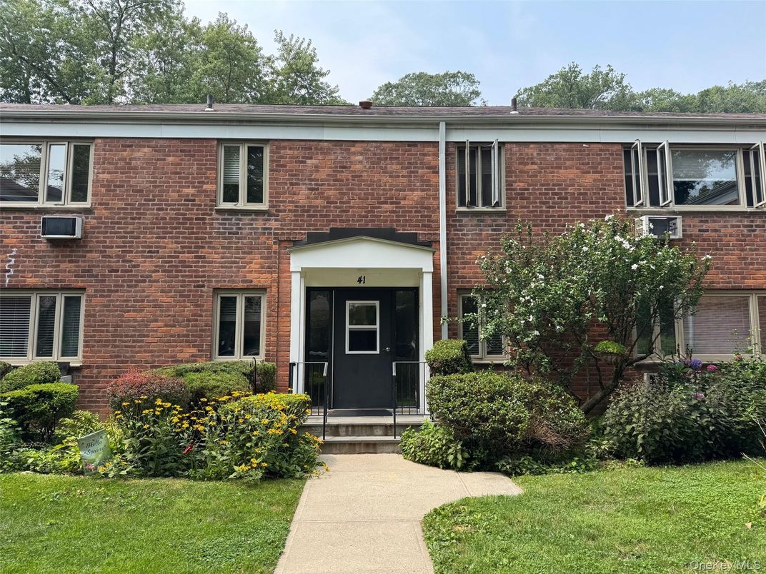 Exterior, Facade, Brick Facade, Georgian