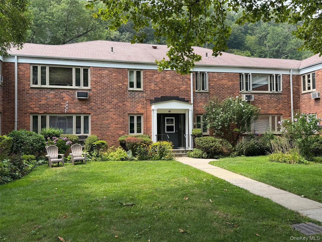 Exterior, Facade, Brick Facade, Georgian