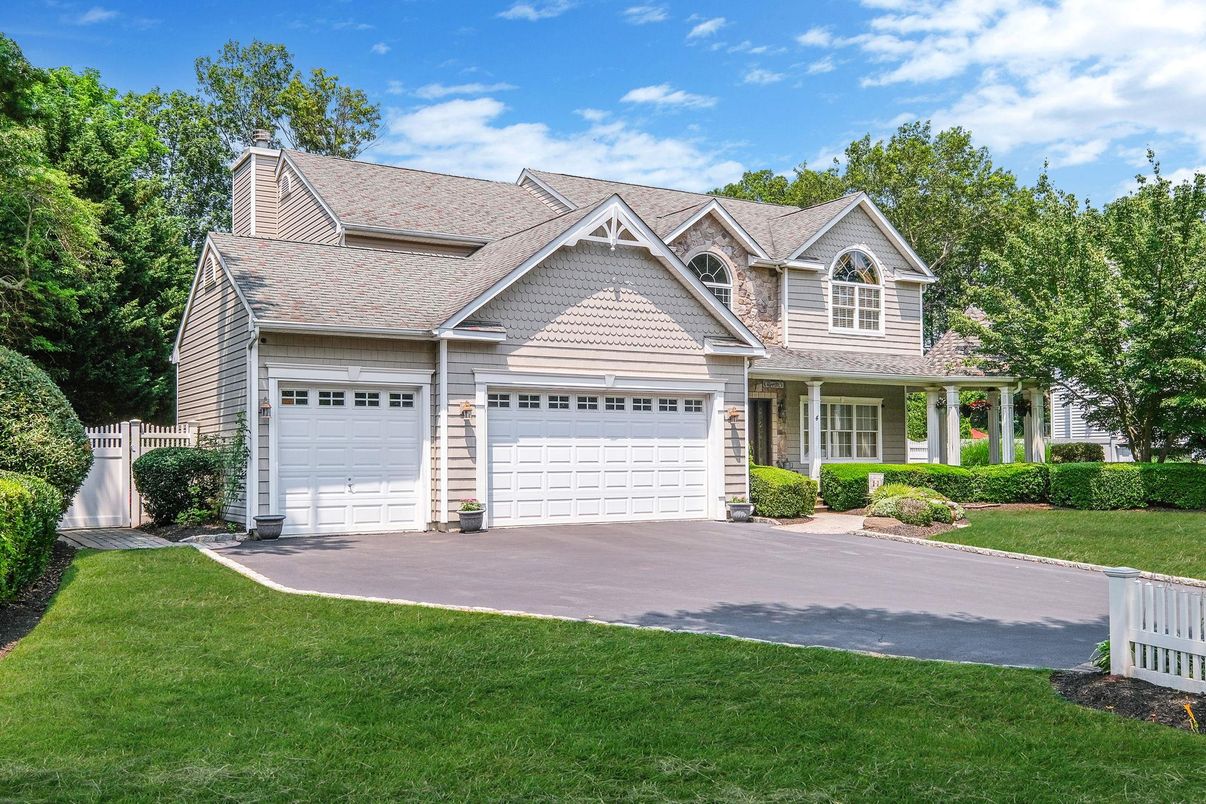 Attached, Exterior, Facade, Farmhouse