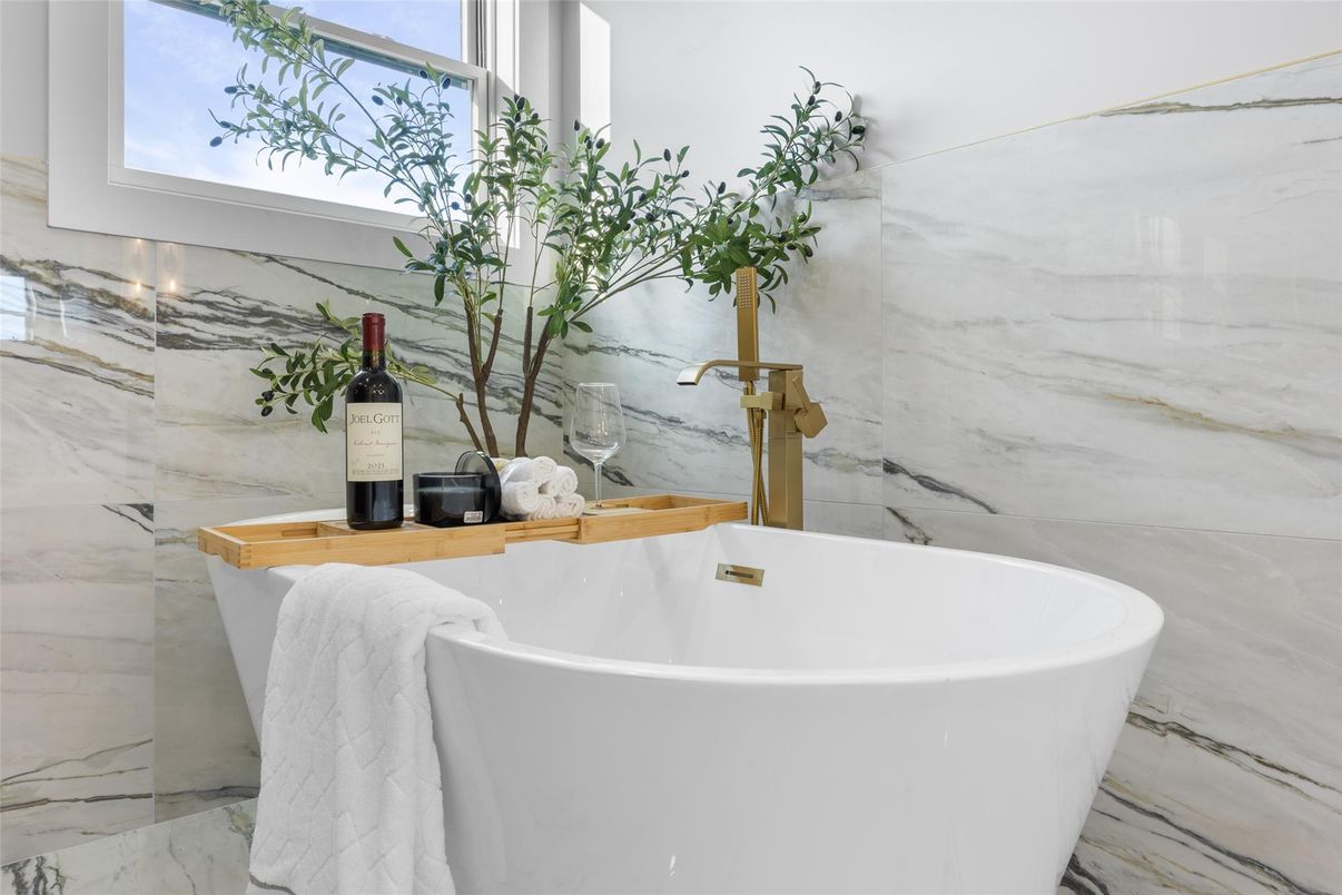 Bathroom, Free Standing Baths, Interior, Marble, Marble Walls