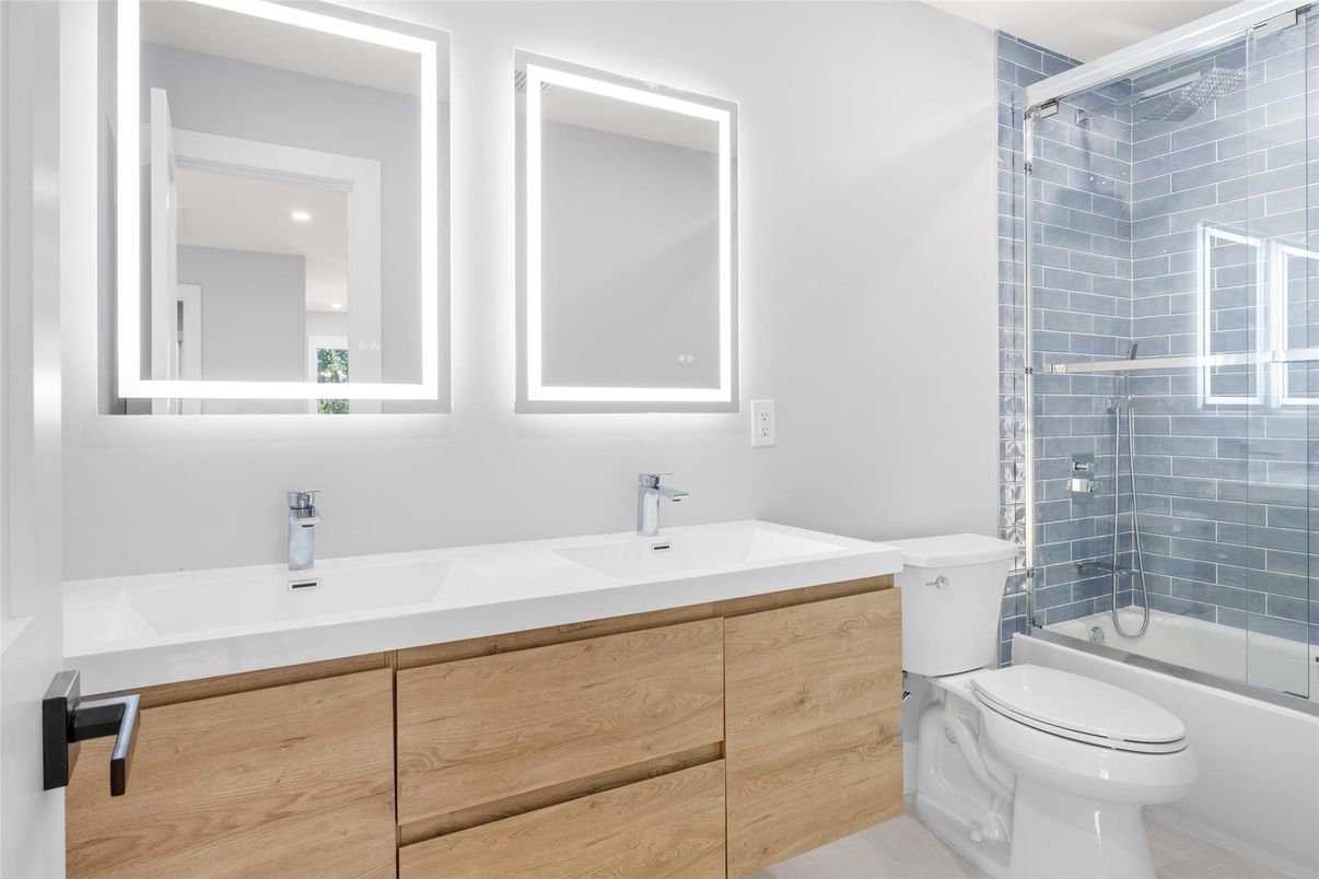 Bathroom, Dual Sink Vanities, Interior