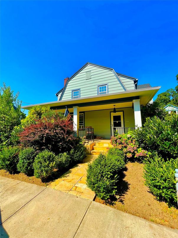 Exterior, Facade, Queen Anne Victorian
