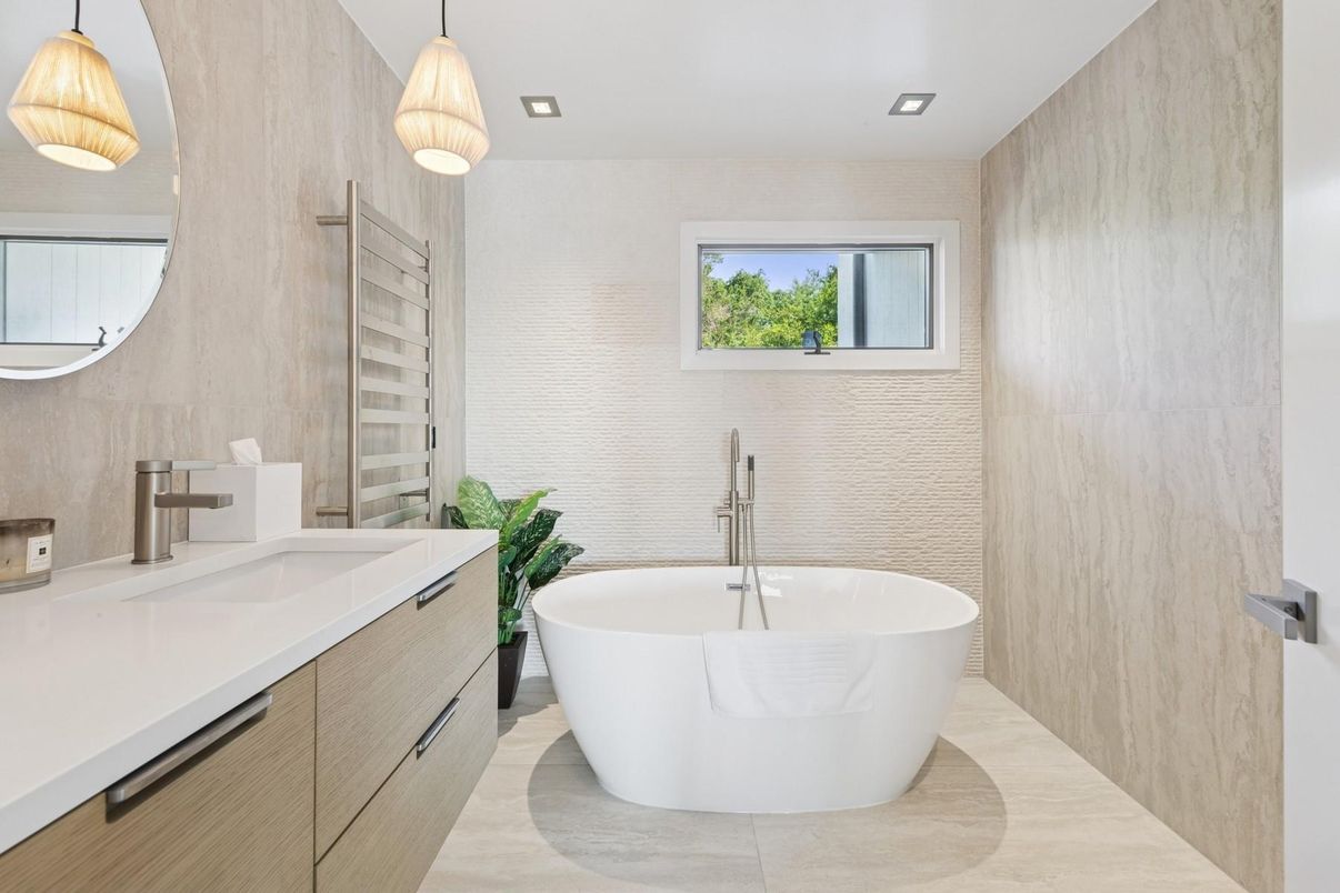 Bathroom, Free Standing Baths, Interior, Pendant Lights, Recessed Lighting