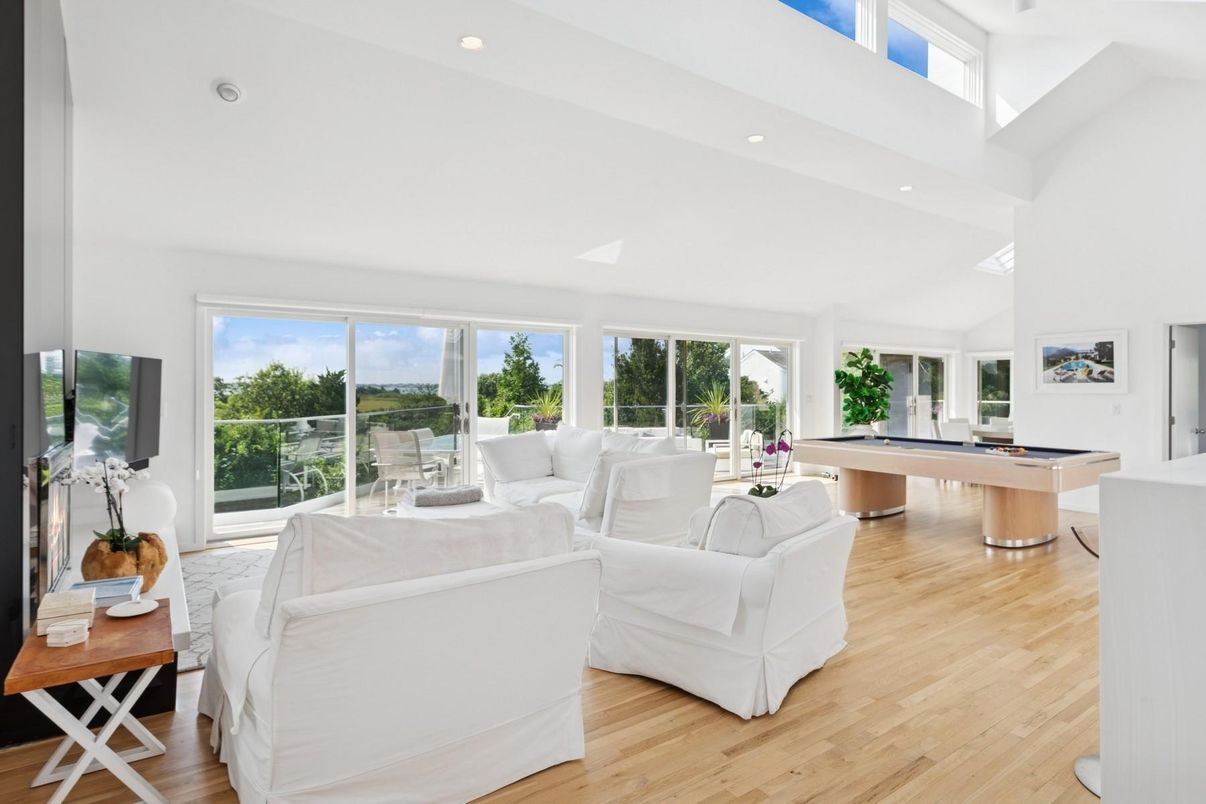Billiard Table, Game Room, Interior, Living room, Recessed Lighting, Wood Texture Flooring