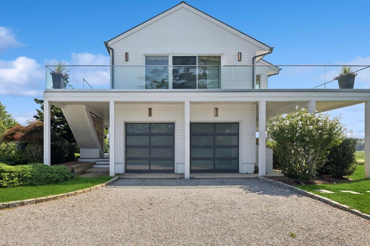 Attached, Exterior, Facade, Farmhouse