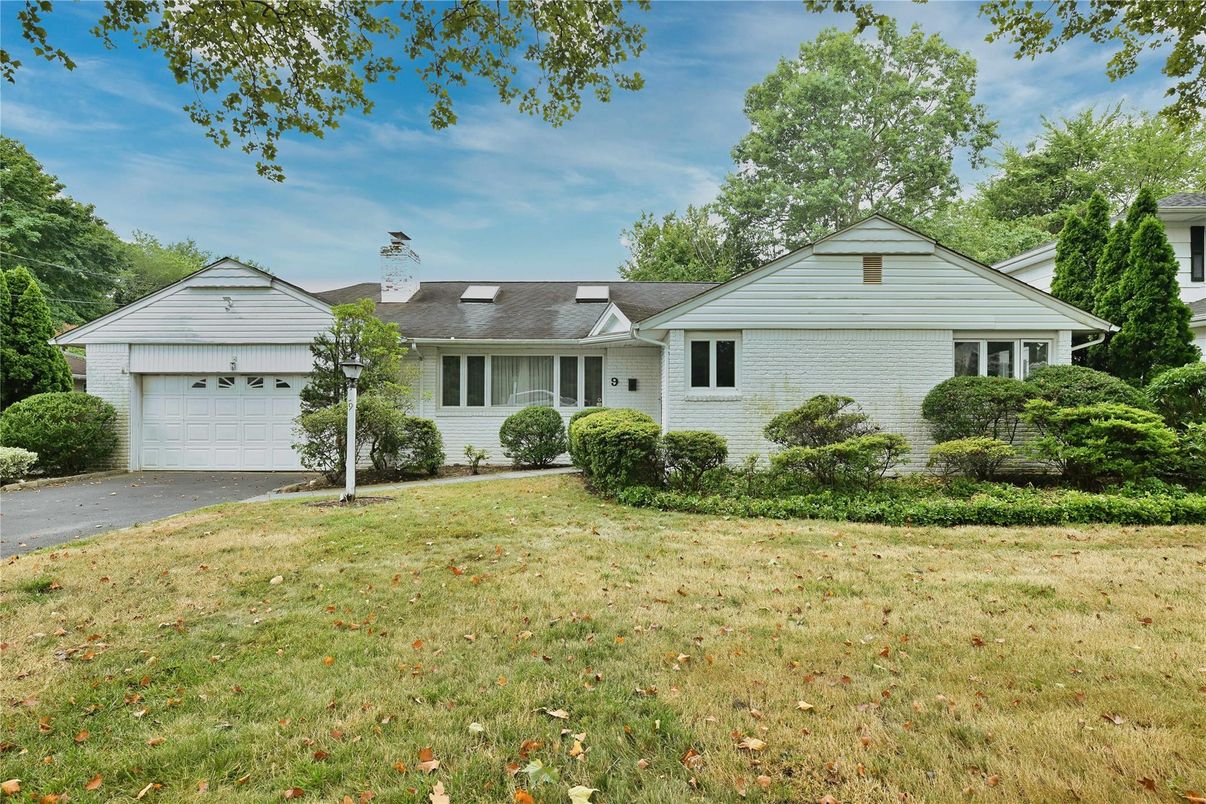 Attached, Exterior, Facade, Ranch