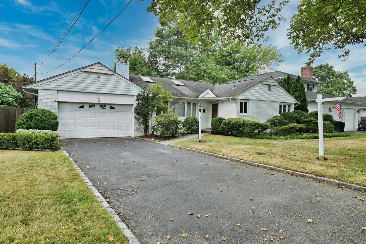 Attached, Exterior, Facade, Ranch