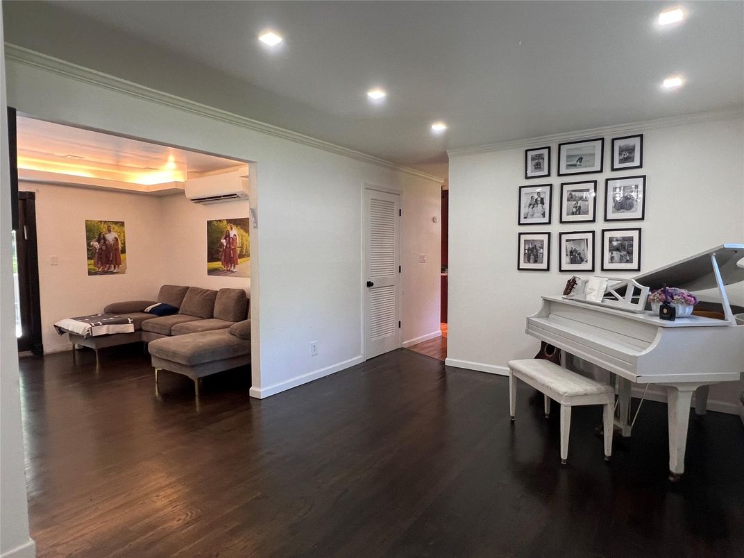Interior, Piano, Recessed Lighting, Wood Texture Flooring