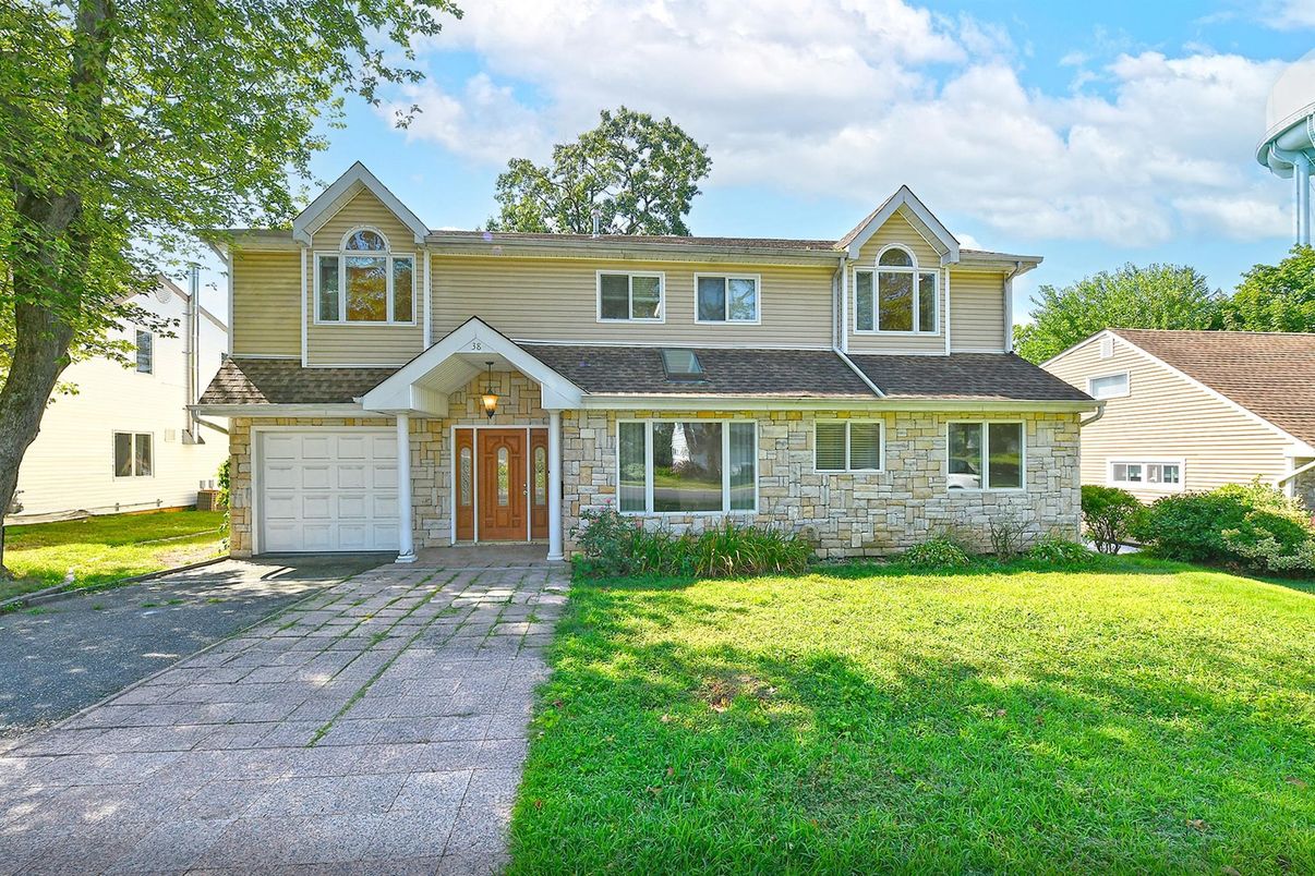 Attached, Exterior, Facade, Cape Cod