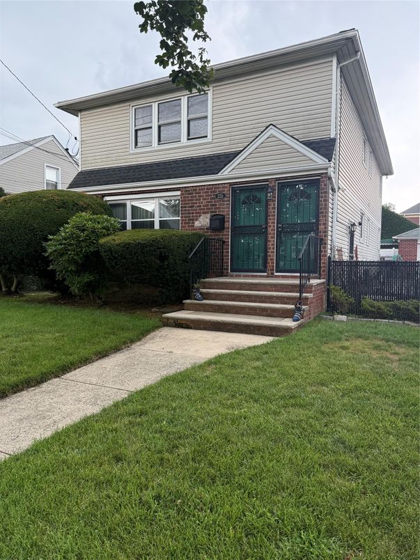 Exterior, Facade, Brick Facade, American Foursquare