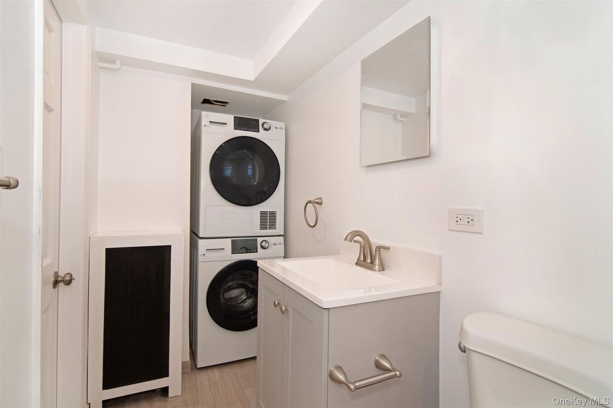 Interior, Utility Closets, Washer, Wood Texture Flooring